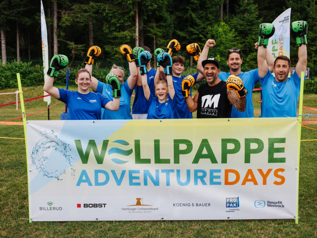 TEWA Gruppenfoto mit Fadi Merza &copy; com_unit|D.Waschnig